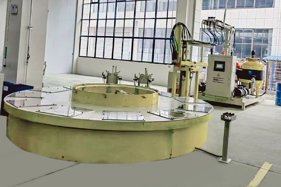 Linia produkcyjna wtrysku pianki obrotowej Linia produkcyjna wtrysku pianki obrotowej